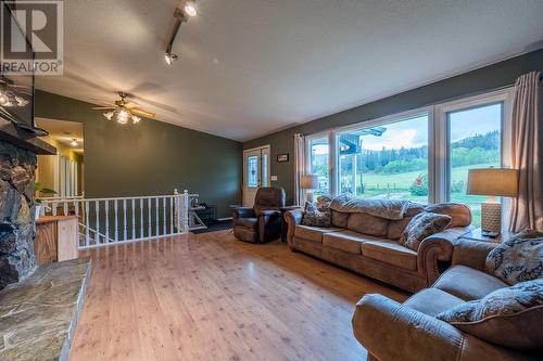 1460 Heffley Louis Cr Road, Kamloops, BC - Indoor Photo Showing Living Room