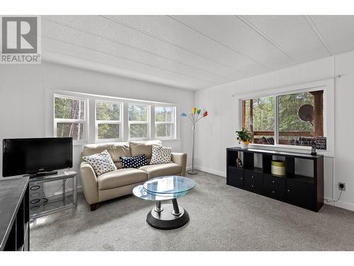 3512 Barriere Lakes Road, Barriere, BC - Indoor Photo Showing Living Room