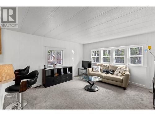 3512 Barriere Lakes Road, Barriere, BC - Indoor Photo Showing Living Room