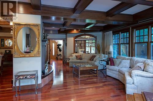 2622 Thompson Drive, Kamloops, BC - Indoor Photo Showing Living Room