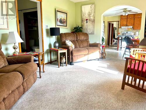 4322 Yellowhead Highway, Barriere, BC - Indoor Photo Showing Living Room