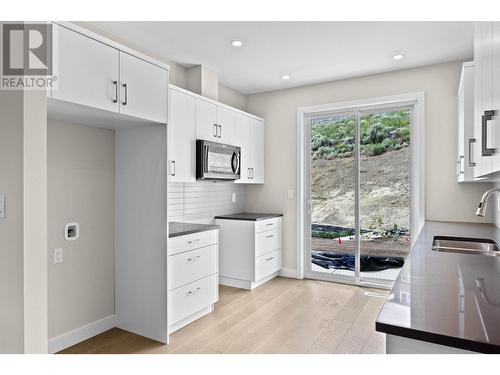 2045 Stagecoach Drive Unit# 121, Kamloops, BC - Indoor Photo Showing Kitchen With Double Sink