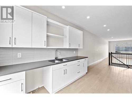 2045 Stagecoach Drive Unit# 121, Kamloops, BC - Indoor Photo Showing Kitchen With Double Sink