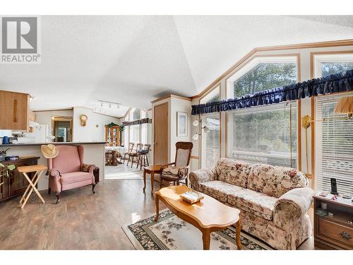 46 Blackpool Road, Clearwater, BC - Indoor Photo Showing Living Room