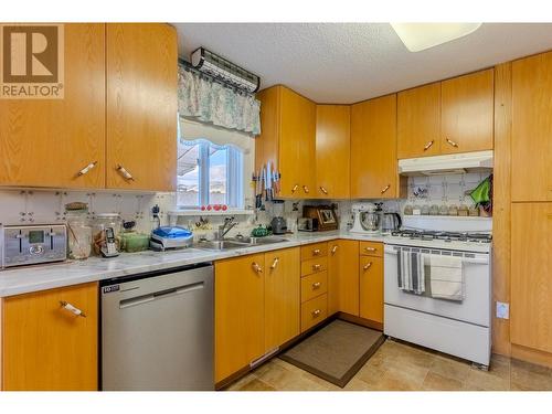 215 O'Connor Road, Kamloops, BC - Indoor Photo Showing Kitchen With Double Sink