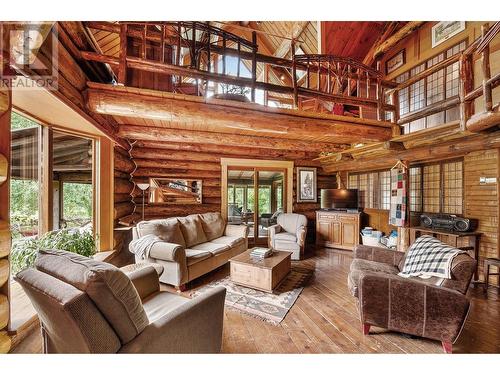 740 Glenacre Road, Kamloops, BC - Indoor Photo Showing Living Room