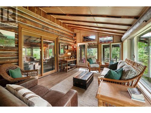 740 Glenacre Road, Kamloops, BC - Indoor Photo Showing Living Room