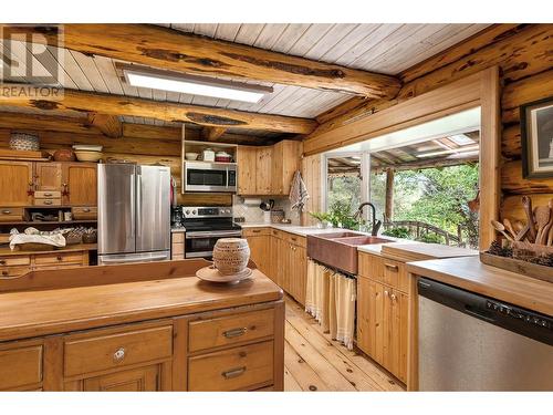 740 Glenacre Road, Kamloops, BC - Indoor Photo Showing Kitchen