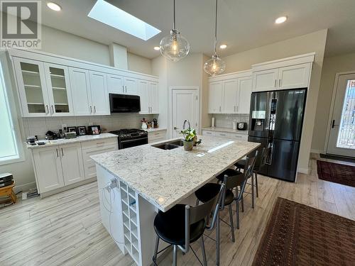 516 Pointe Place, Kamloops, BC - Indoor Photo Showing Kitchen With Stainless Steel Kitchen With Double Sink With Upgraded Kitchen