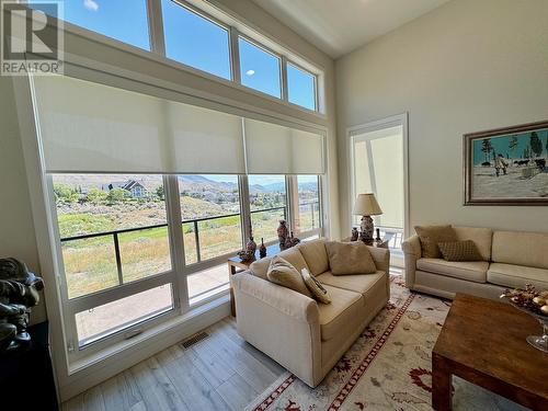 516 Pointe Place, Kamloops, BC - Indoor Photo Showing Living Room