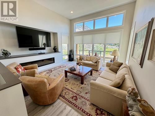 516 Pointe Place, Kamloops, BC - Indoor Photo Showing Living Room