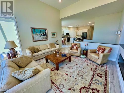 516 Pointe Place, Kamloops, BC - Indoor Photo Showing Living Room