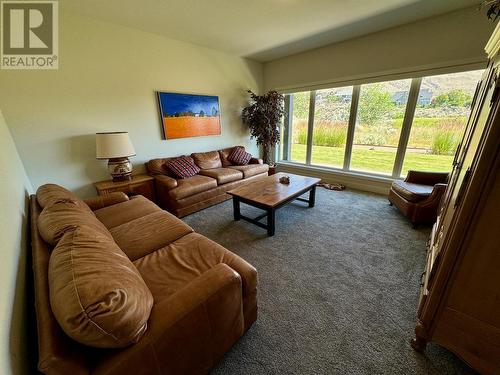 516 Pointe Place, Kamloops, BC - Indoor Photo Showing Living Room