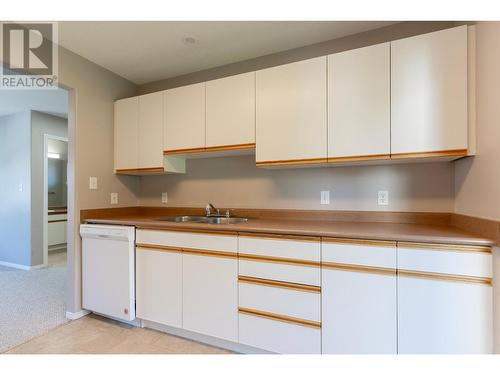 1920 Hugh Allan Drive Unit# 9, Kamloops, BC - Indoor Photo Showing Kitchen With Double Sink