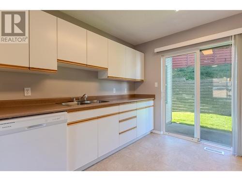 1920 Hugh Allan Drive Unit# 9, Kamloops, BC - Indoor Photo Showing Kitchen With Double Sink