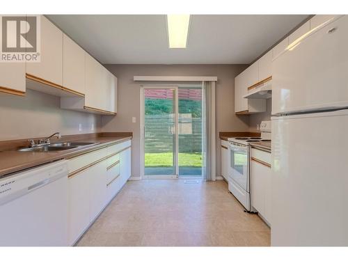 1920 Hugh Allan Drive Unit# 9, Kamloops, BC - Indoor Photo Showing Kitchen With Double Sink