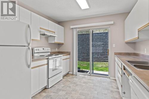 1920 Hugh Allan Drive Unit# 25, Kamloops, BC - Indoor Photo Showing Kitchen With Double Sink