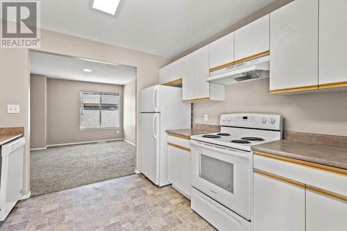 1920 Hugh Allan Drive Unit# 25, Kamloops, BC - Indoor Photo Showing Kitchen