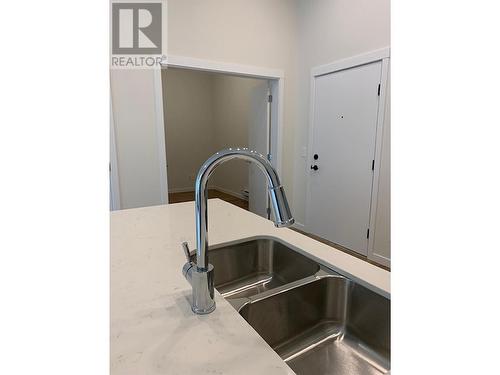 1880 Hugh Allan Drive Unit# 107, Kamloops, BC - Indoor Photo Showing Kitchen With Double Sink