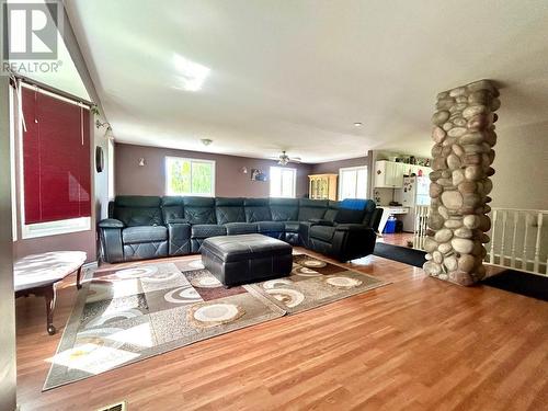 3998 Agate Bay Road, Barriere, BC - Indoor Photo Showing Living Room