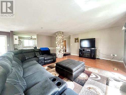 3998 Agate Bay Road, Barriere, BC - Indoor Photo Showing Living Room