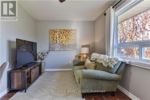 20 Frank Street, Brantford, ON - Indoor Photo Showing Living Room