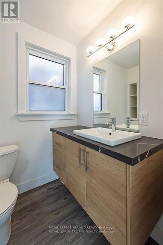 241 Ridout Street S, London, ON - Indoor Photo Showing Bathroom