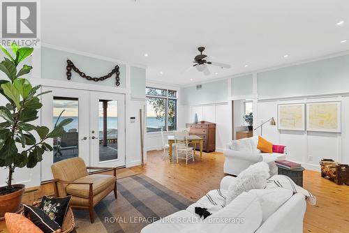 3765 Crystal Beach Drive, Fort Erie (337 - Crystal Beach), ON - Indoor Photo Showing Living Room