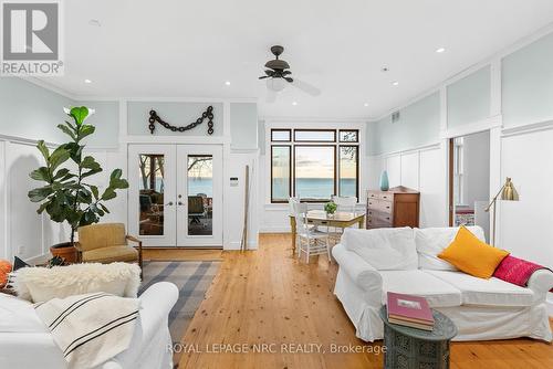 3765 Crystal Beach Drive, Fort Erie (337 - Crystal Beach), ON - Indoor Photo Showing Living Room