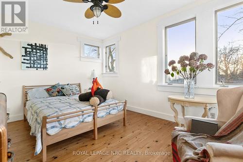 3765 Crystal Beach Drive, Fort Erie (337 - Crystal Beach), ON - Indoor Photo Showing Bedroom