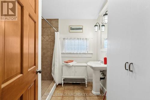 3765 Crystal Beach Drive, Fort Erie (337 - Crystal Beach), ON - Indoor Photo Showing Bathroom