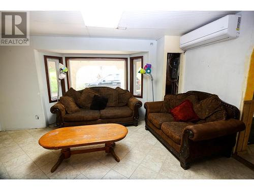 8630 Yellowhead  S Highway, Little Fort, BC - Indoor Photo Showing Living Room