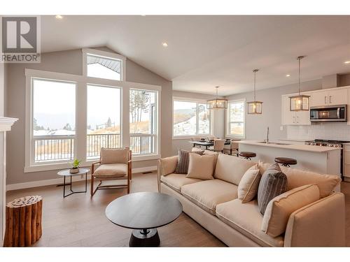 450 Poplar Drive, Logan Lake, BC - Indoor Photo Showing Living Room