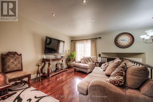 16 Mcguiness Drive, Brantford, ON - Indoor Photo Showing Living Room