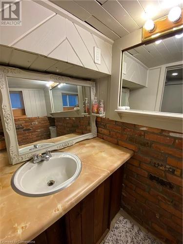 Bathroom with sink - 522 Roxborough Avenue Unit# #1, Hamilton, ON - Indoor Photo Showing Bathroom