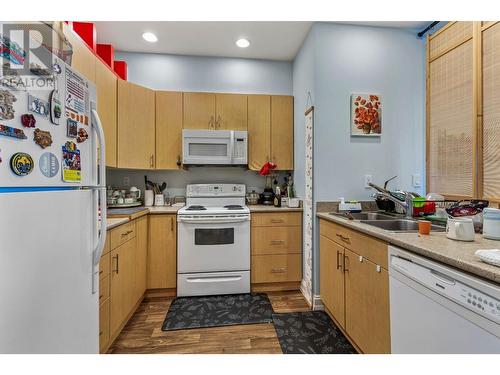 842 Guerin Creek Way, Kamloops, BC - Indoor Photo Showing Kitchen With Double Sink