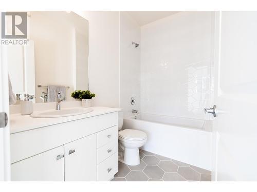 8960 Dallas Drive Unit# 114, Kamloops, BC - Indoor Photo Showing Bathroom