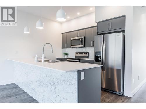 8960 Dallas Drive Unit# 114, Kamloops, BC - Indoor Photo Showing Kitchen With Stainless Steel Kitchen With Upgraded Kitchen