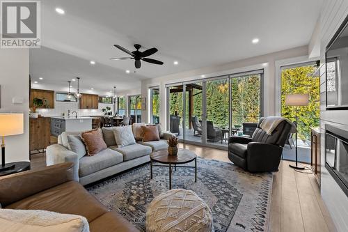 2424 Fairways Drive, Sun Peaks, BC - Indoor Photo Showing Living Room