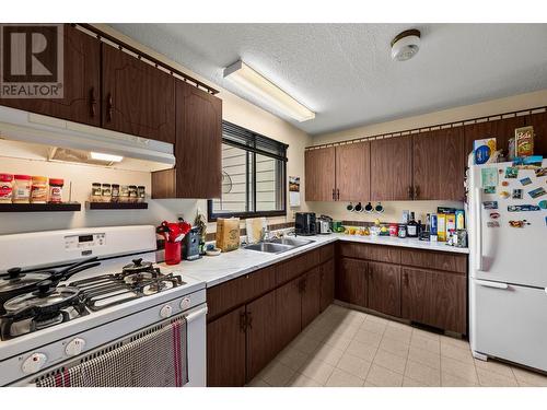 840 Desmond Street Unit# 3, Kamloops, BC - Indoor Photo Showing Kitchen With Double Sink