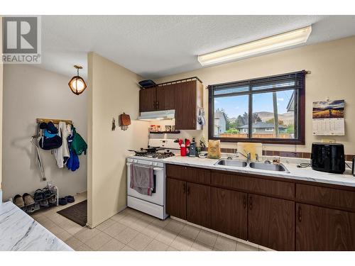 840 Desmond Street Unit# 3, Kamloops, BC - Indoor Photo Showing Kitchen With Double Sink