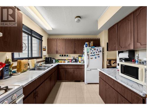 840 Desmond Street Unit# 3, Kamloops, BC - Indoor Photo Showing Kitchen With Double Sink