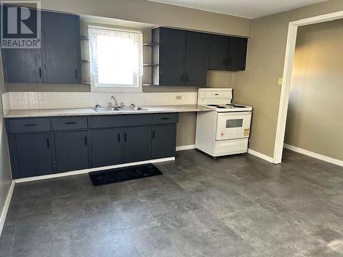 325 Willow Street, Kamloops, BC - Indoor Photo Showing Kitchen With Double Sink