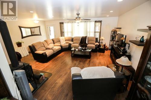 1612 Flume Road, Barriere, BC - Indoor Photo Showing Living Room