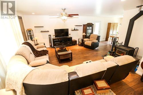 1612 Flume Road, Barriere, BC - Indoor Photo Showing Living Room