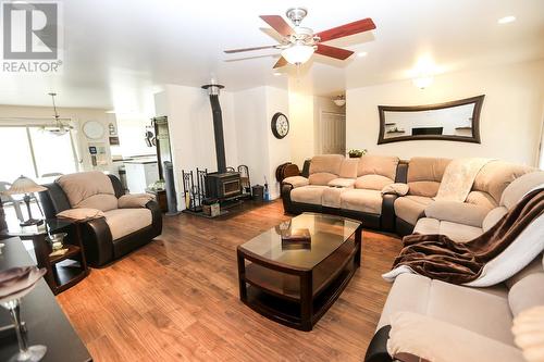 1612 Flume Road, Barriere, BC - Indoor Photo Showing Living Room