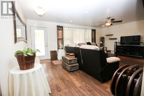 1612 Flume Road, Barriere, BC - Indoor Photo Showing Living Room