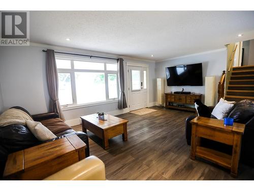 446 Oriole Way, Barriere, BC - Indoor Photo Showing Living Room