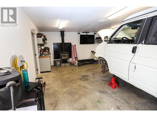 446 Oriole Way, Barriere, BC - Indoor Photo Showing Garage