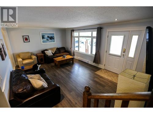 446 Oriole Way, Barriere, BC - Indoor Photo Showing Living Room